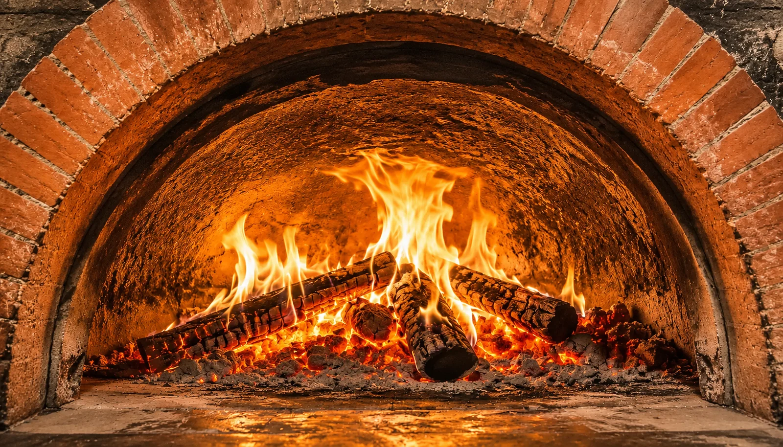 Four à bois napolitain en pleine action, flammes vives